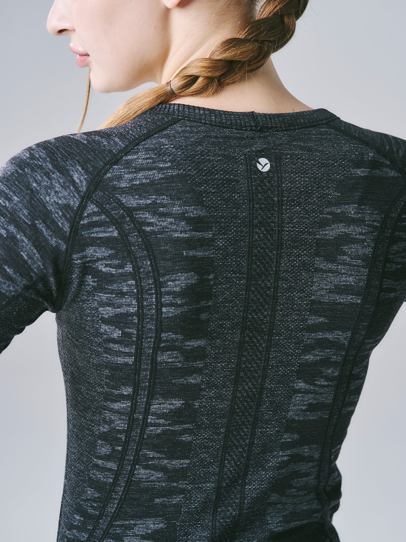 ヒトミ シームレス 長袖 トップス ブラックマール