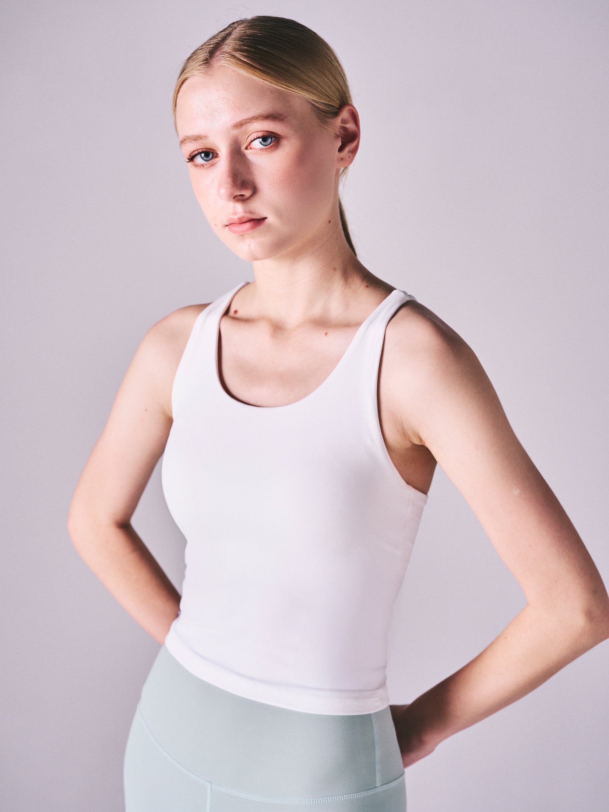 HEREIAM BALLETタンク(カップ付き) ヨガウェア 白 フレア HEREIAM BALLETタンク(カップ付き) ヨガウェア 白 フレア