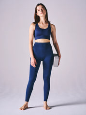 エッセンシャル シームレス スポーツブラ ネイビー