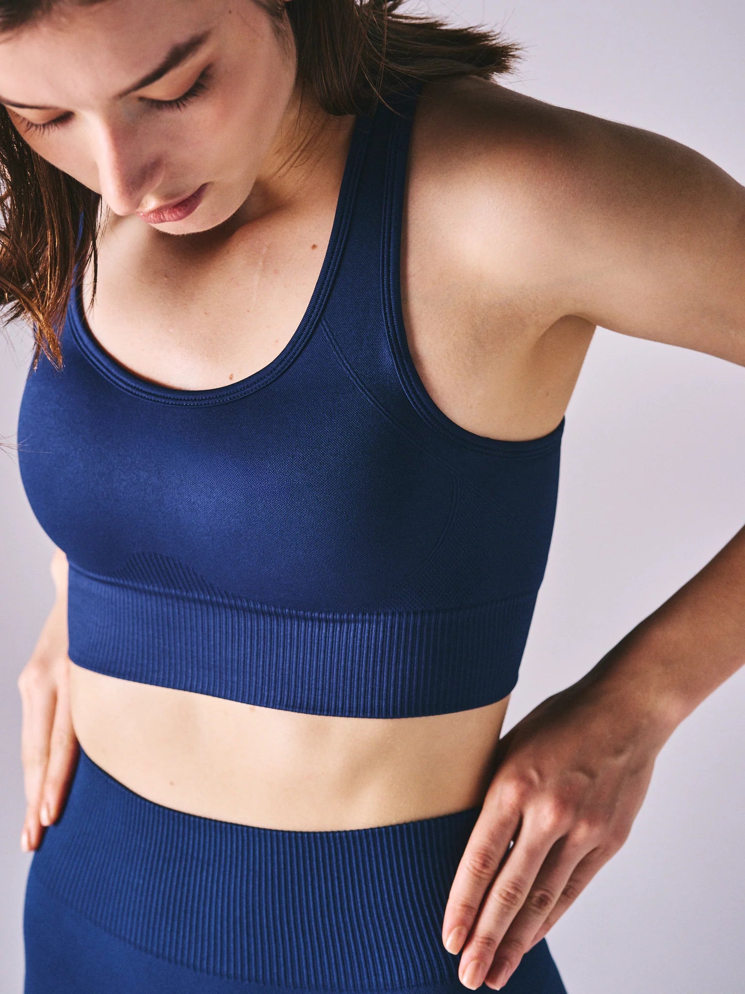 エッセンシャル シームレス スポーツブラ ネイビー