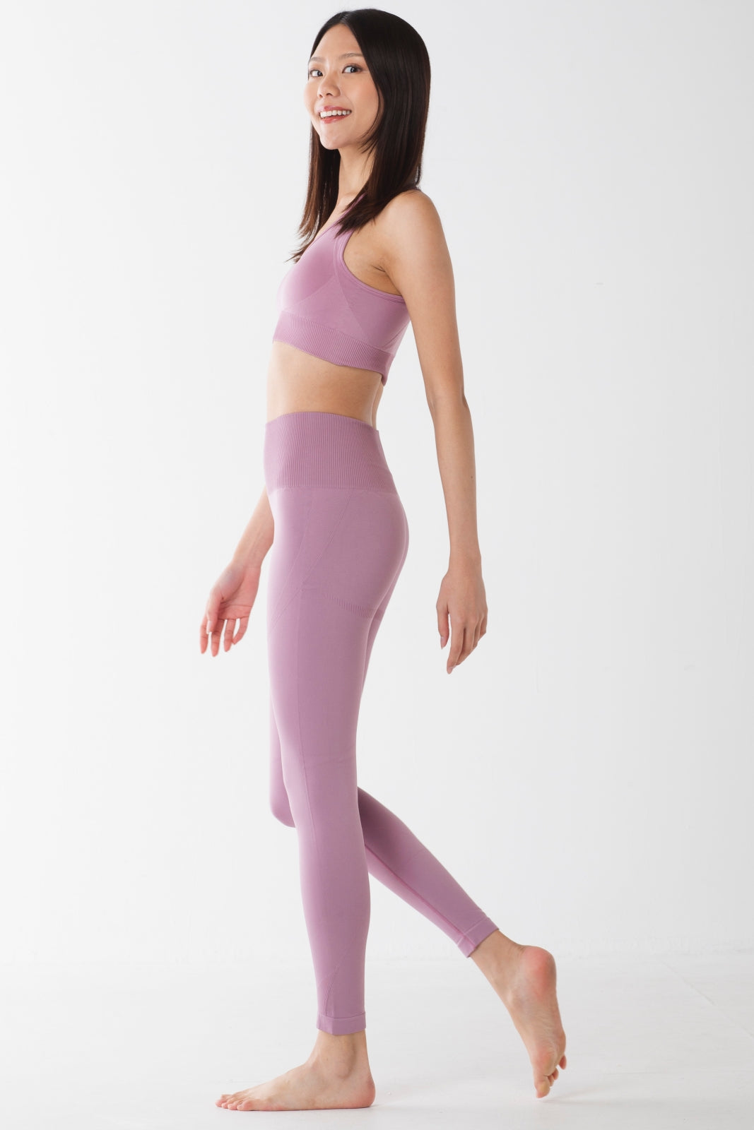 エッセンシャル シームレス スポーツブラ ピンク