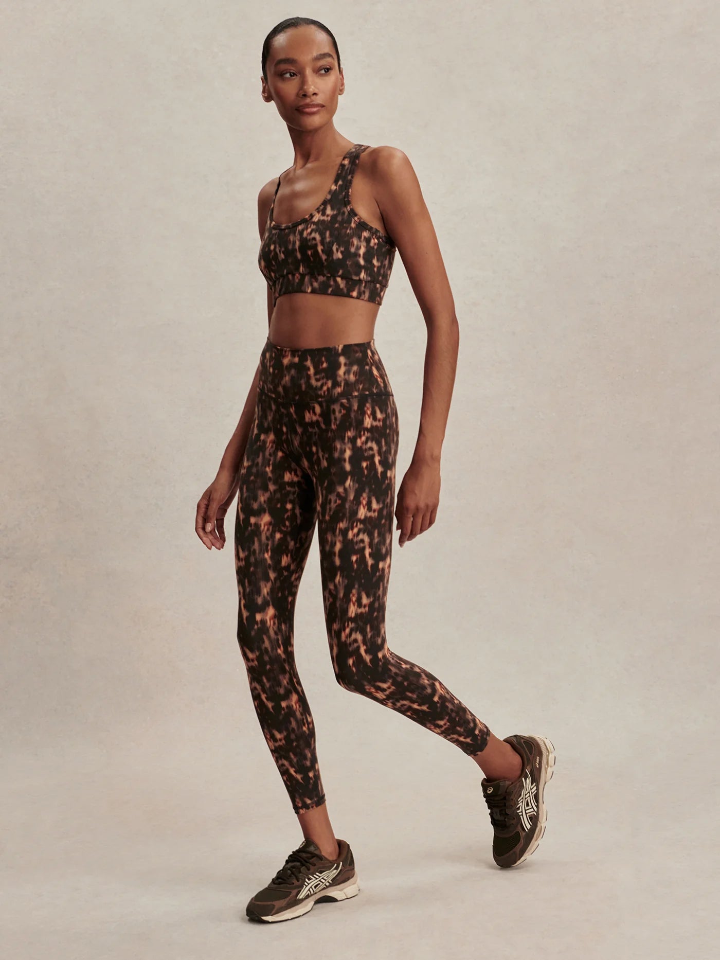1ce2bb894c4dc4f27e9d7cef5e083b0aca3e0482_VAR02547_ALWAYS_HIGH_RISE_LEGGING_25_SMOKY_TORTOISESHELL_038.webp