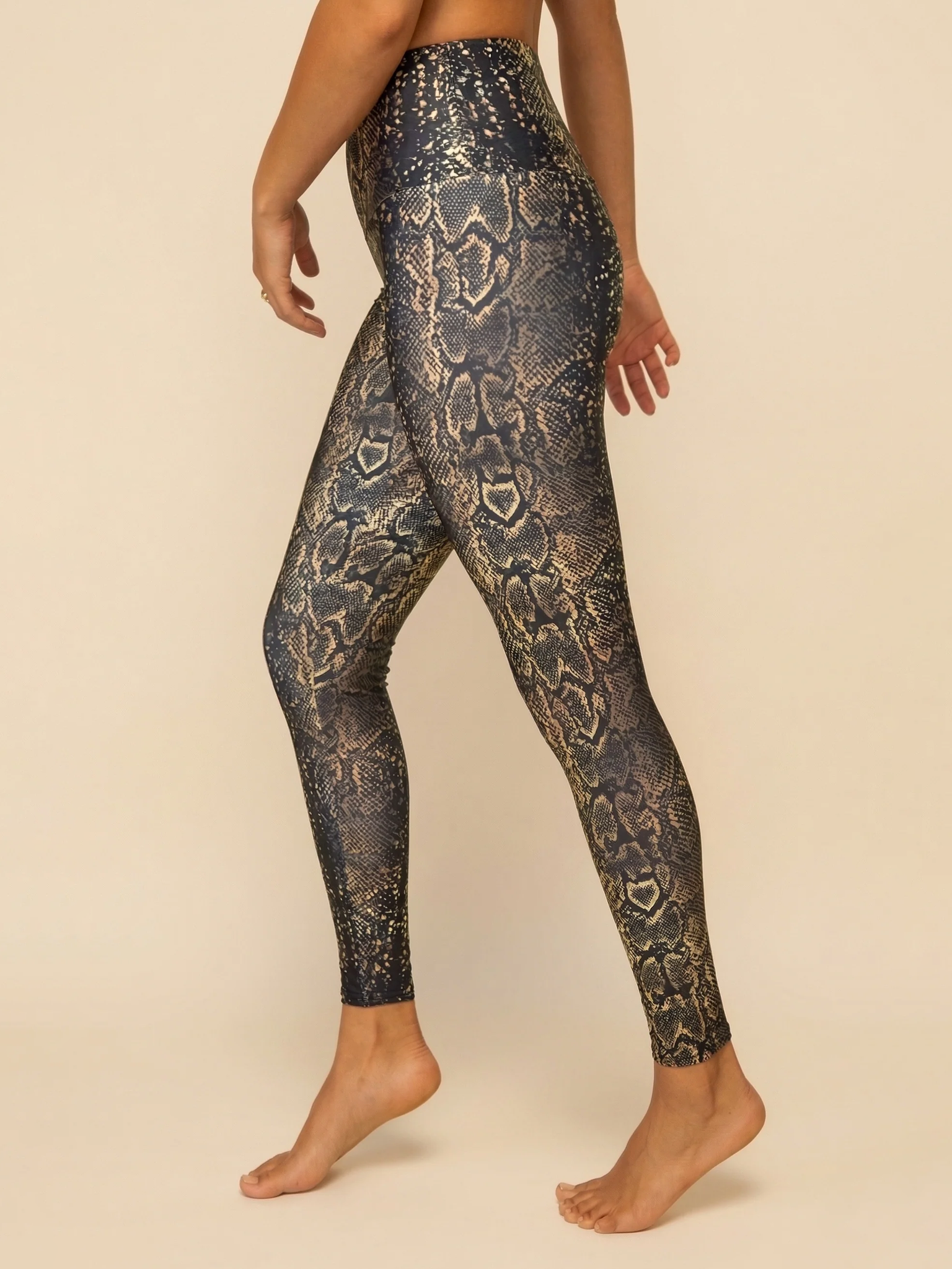 Onzie ホット グリル レギンス ハニースネーク | ヨガウェア通販 KIT