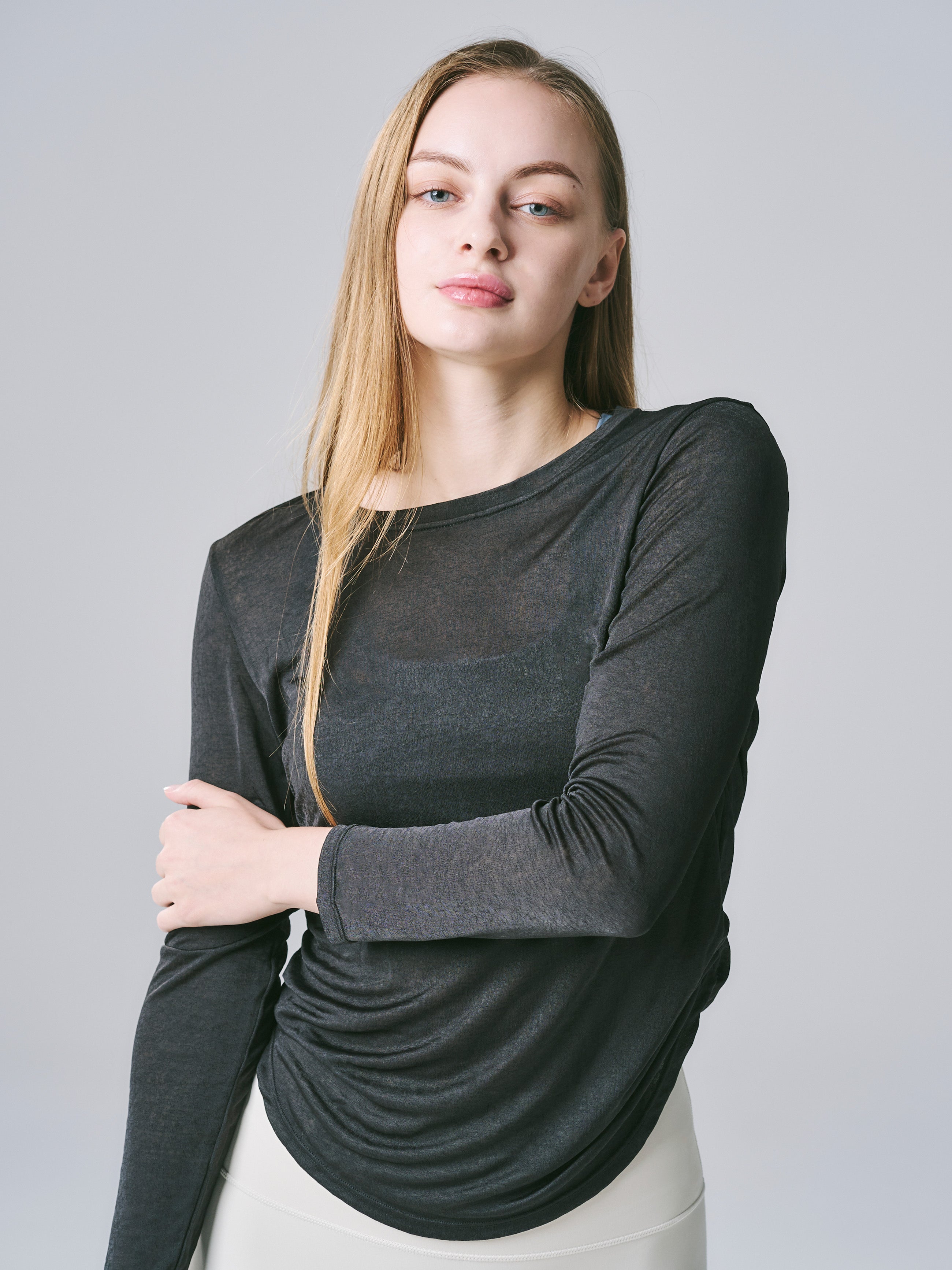 【新品未使用】Alo Yoga ロングスリーブ　トップス　クロップ丈　完売品 ジューン シアートップス ブラック めくれにくい ヨガトップス