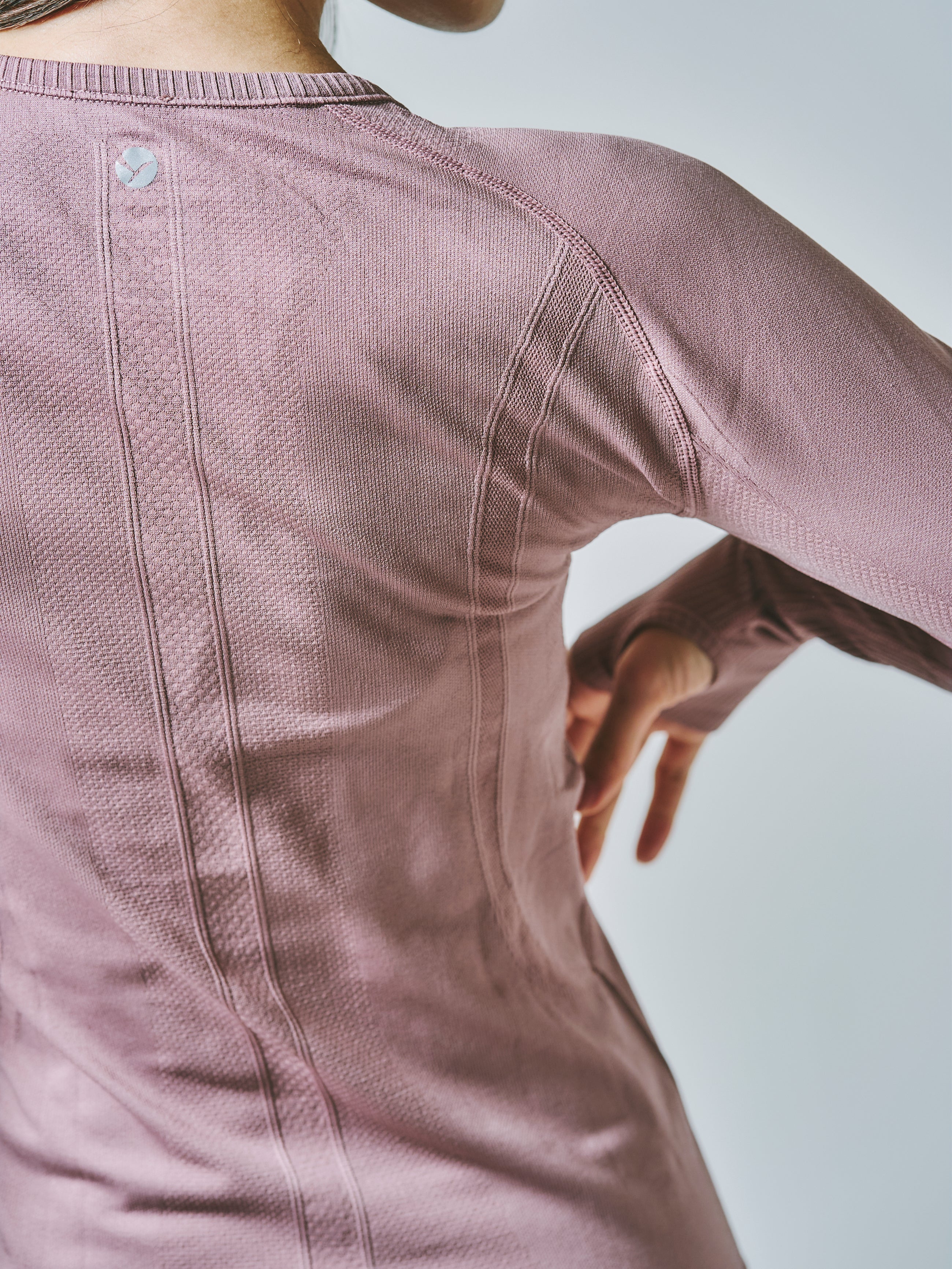 ヒトミ シームレス 長袖 トップス チューリングローズ