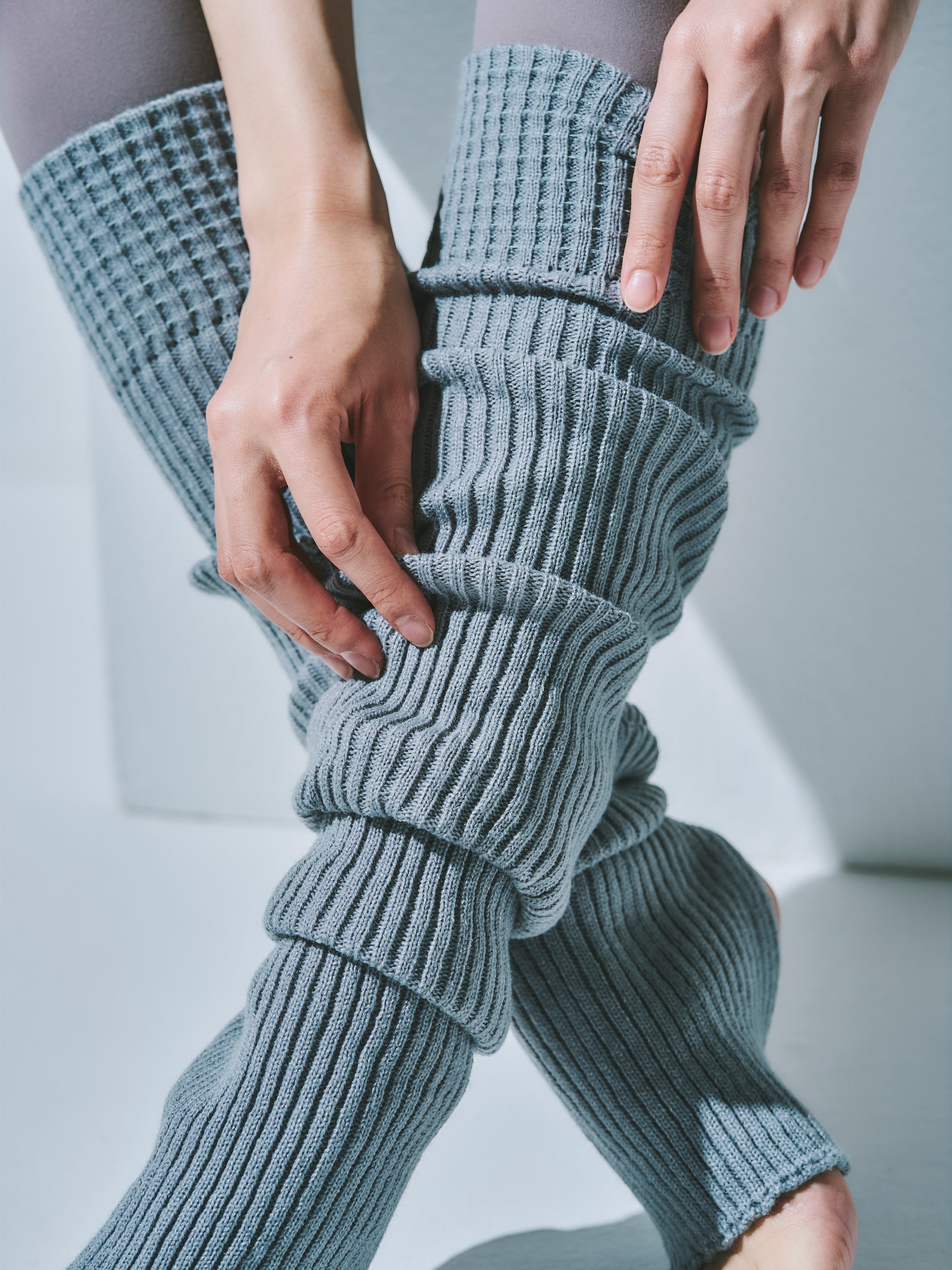 エッセンシャルズ レッグウォーマー グレー