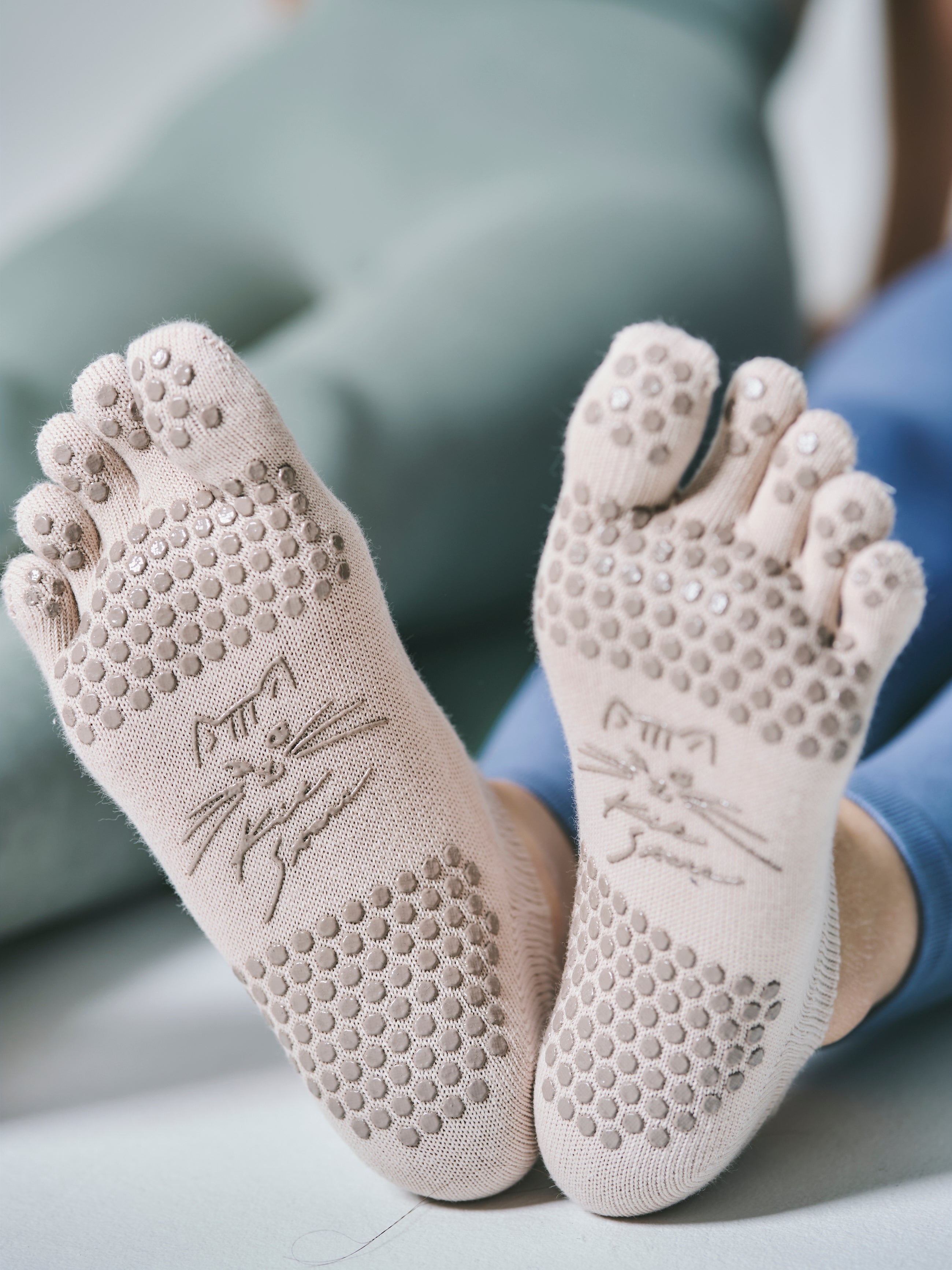 KITTENロゴ プリント グリップ付き 5本指ソックス ピンクベージュ