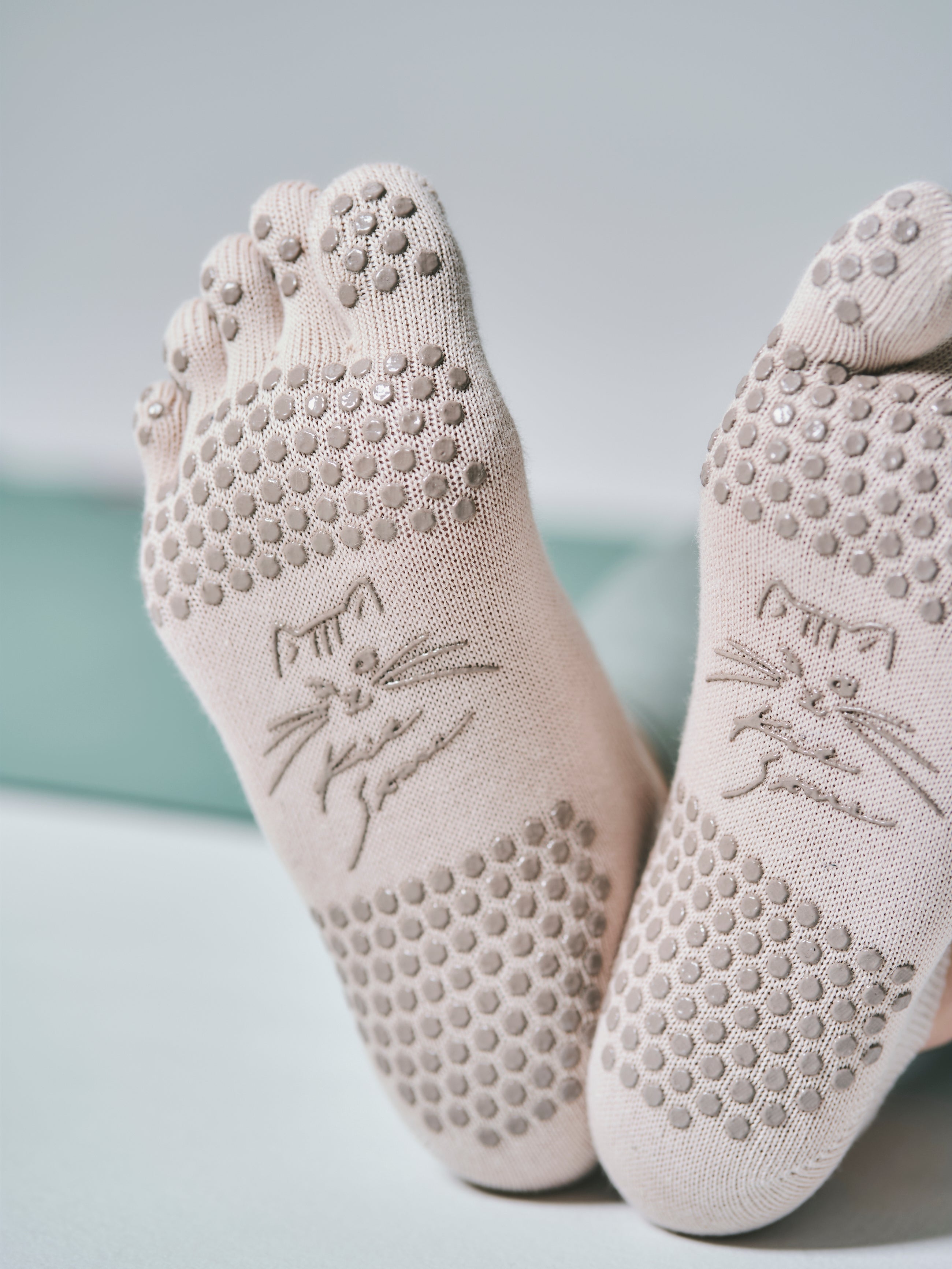 KITTENロゴ プリント グリップ付き 5本指ソックス ピンクベージュ