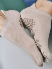 KITTENロゴ プリント グリップ付き 5本指ソックス ピンクベージュ