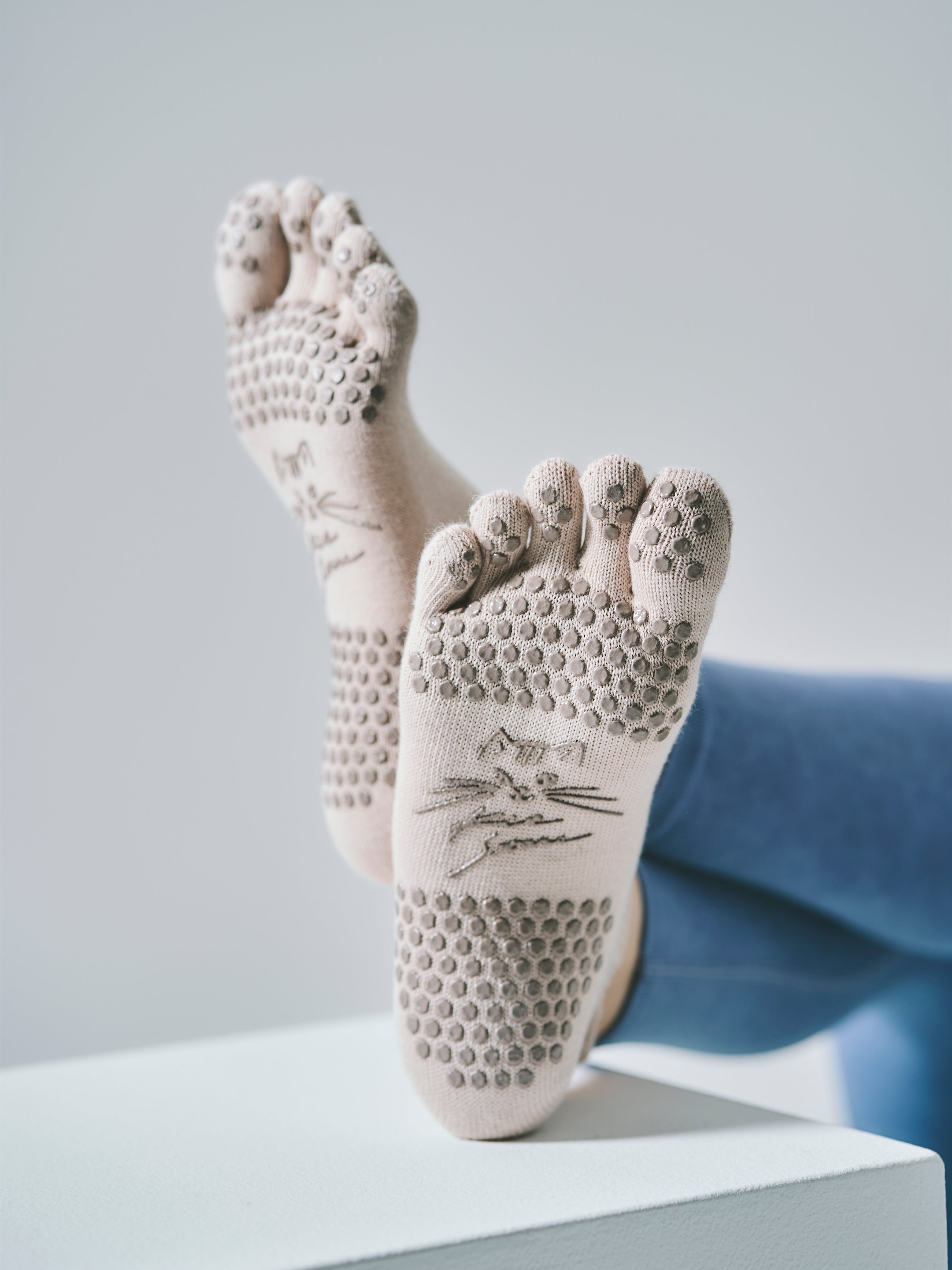 KITTENロゴ プリント グリップ付き 5本指ソックス ピンクベージュ