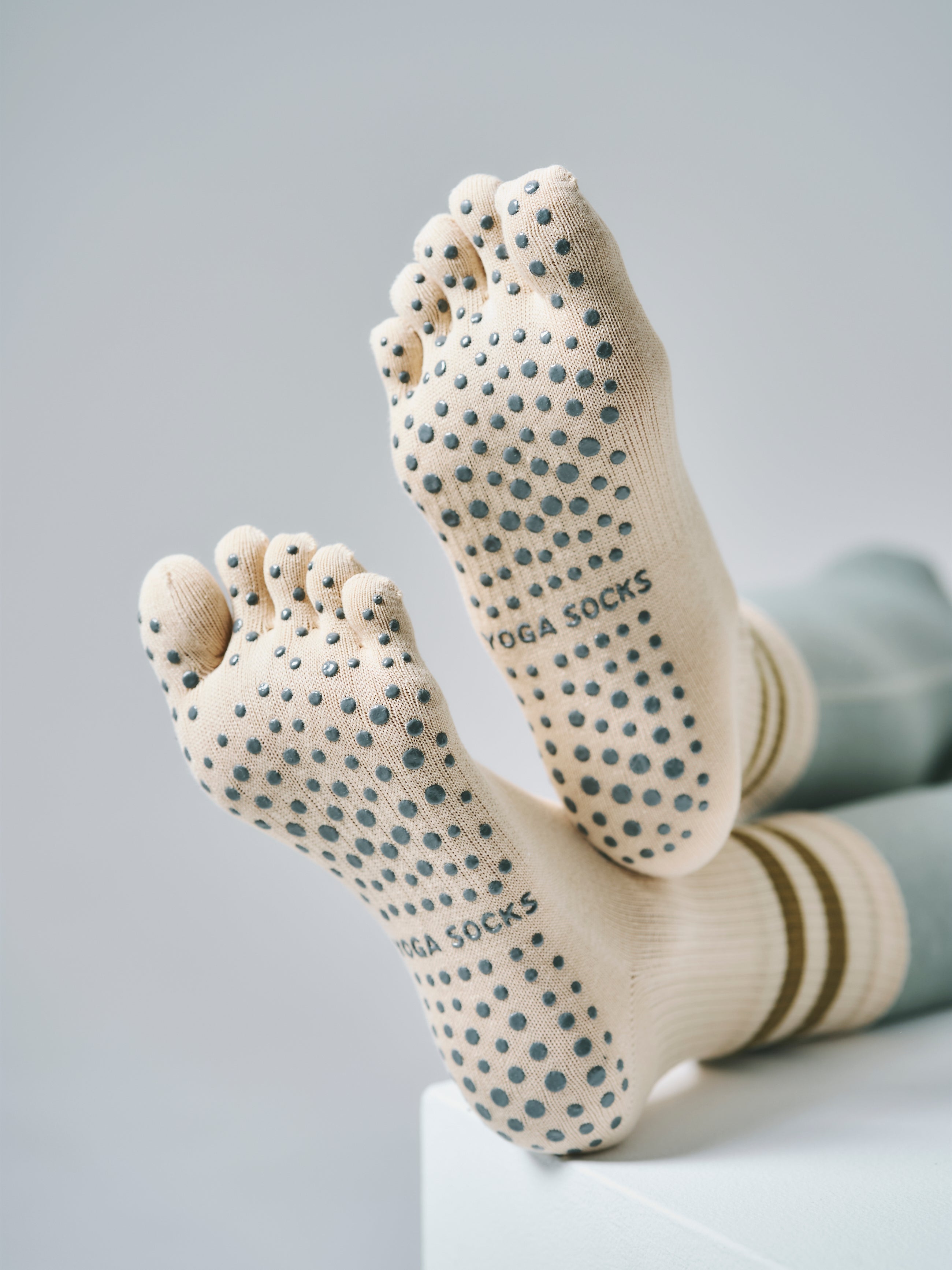 【高コスパ3足セット】グリップ付き 5本指ソックス 通常丈（ブラック/カーキ/パープル）