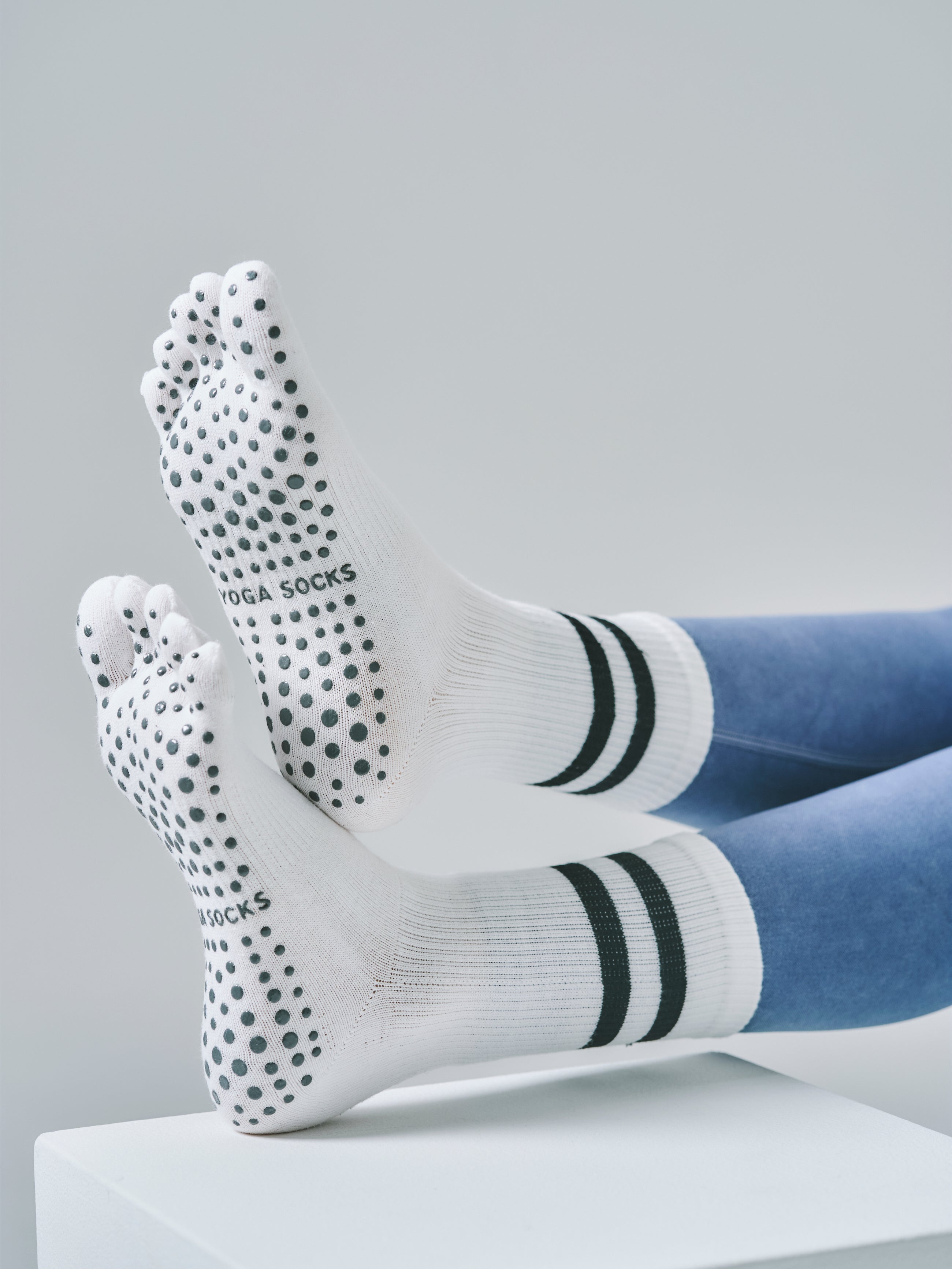 【高コスパ3足セット】グリップ付き 5本指ソックス 通常丈（ブラック/ホワイト/グレー）