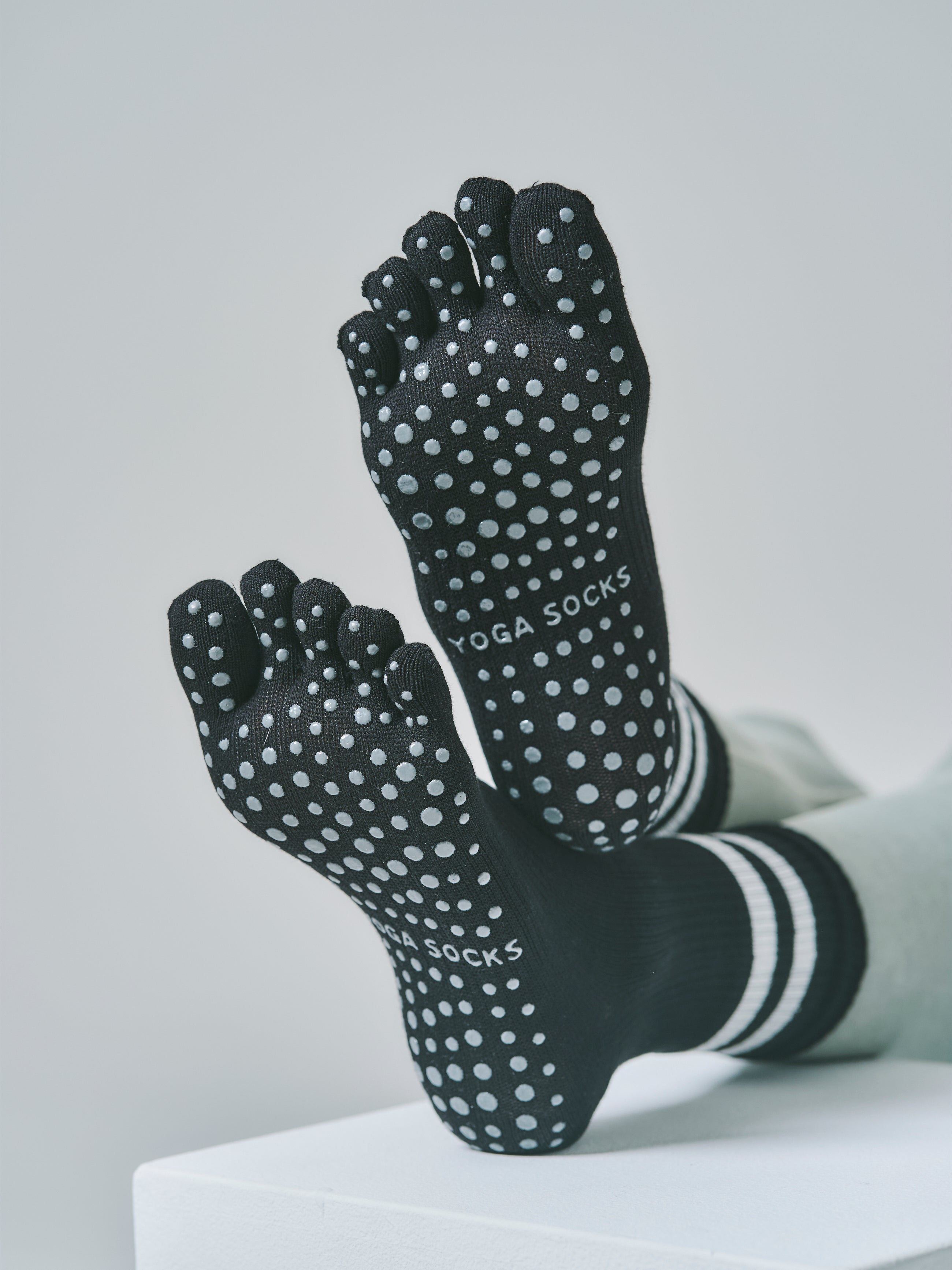 【高コスパ3足セット】グリップ付き 5本指ソックス 通常丈（ブラック/ホワイト/グレー）