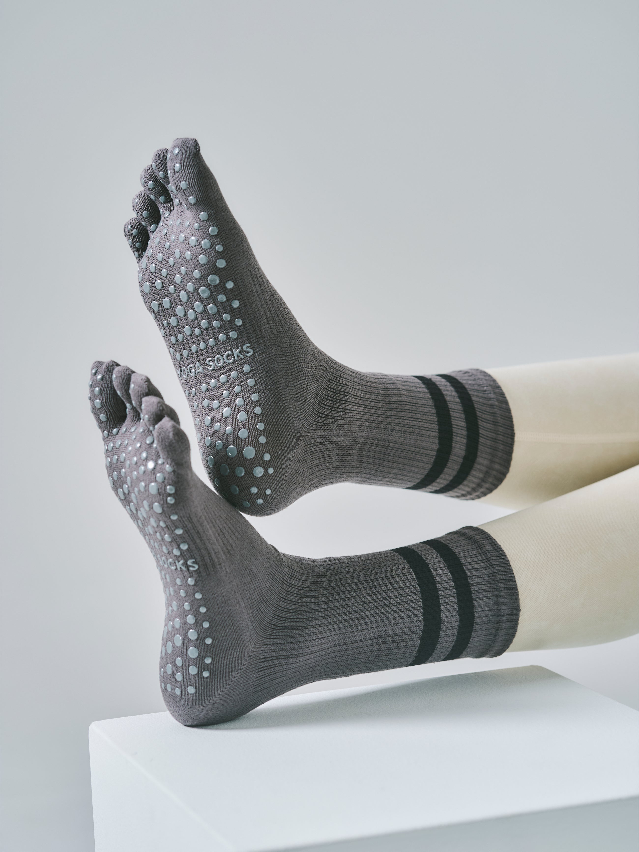 【高コスパ3足セット】グリップ付き 5本指ソックス 通常丈（ブラック/ホワイト/グレー）