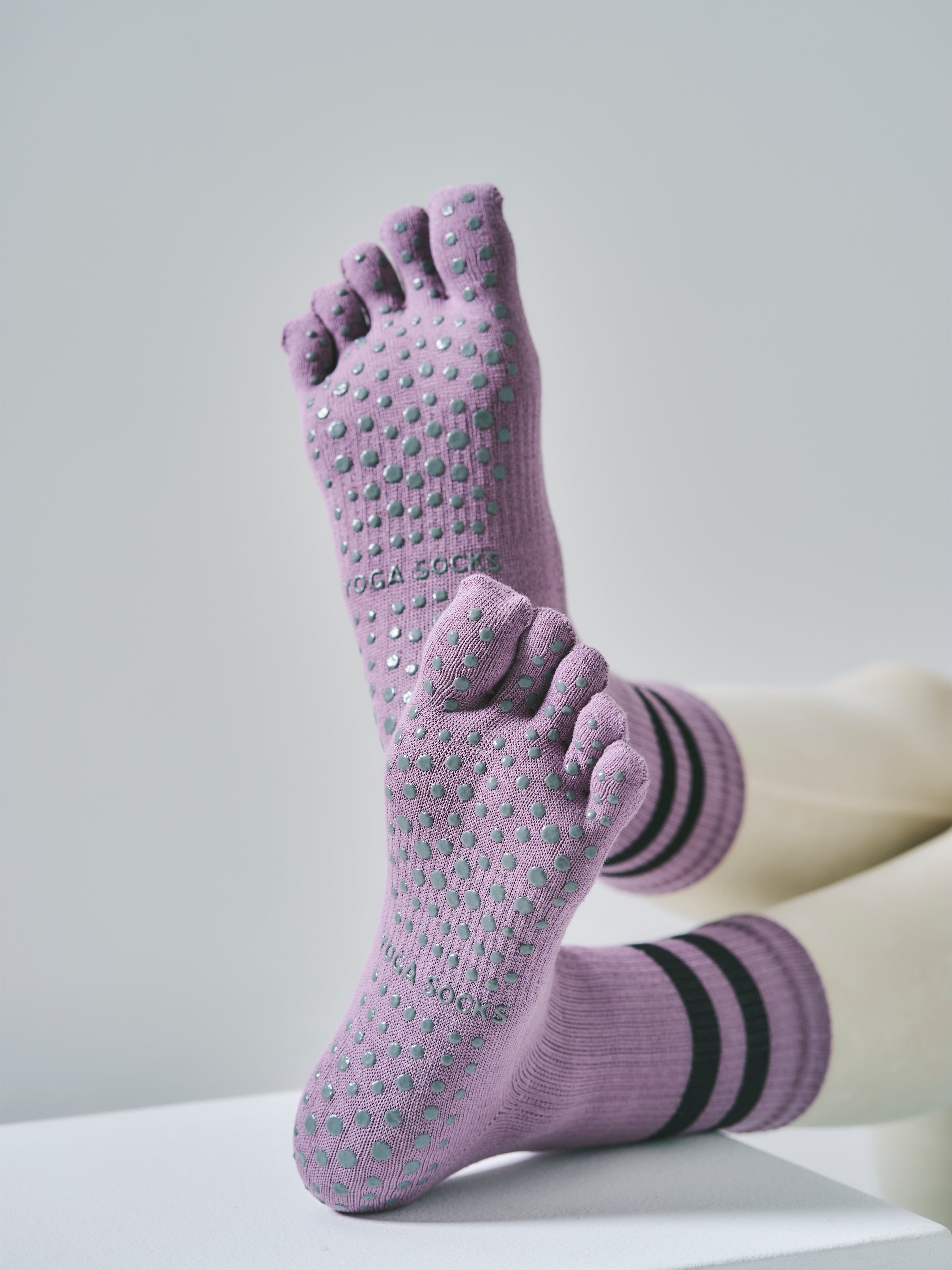 【高コスパ3足セット】グリップ付き 5本指ソックス 通常丈（ブラック/カーキ/パープル）