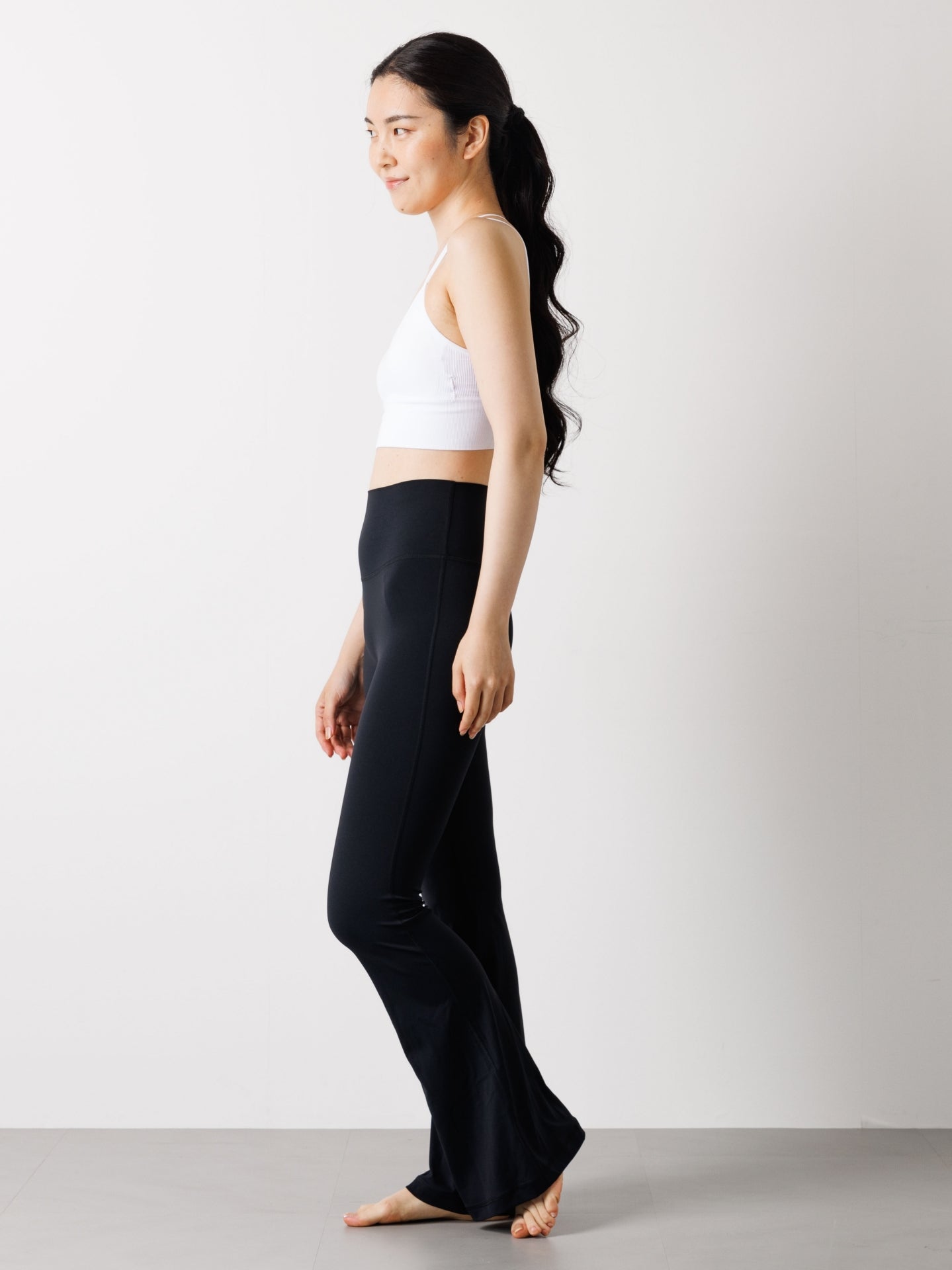 ALO YOGA ハイウエスト マイクロフレアパンツ / 黒 ロングパンツ M ALO YOGA ハイウエスト マイクロフレアパンツ / 黒 ロングパンツ M