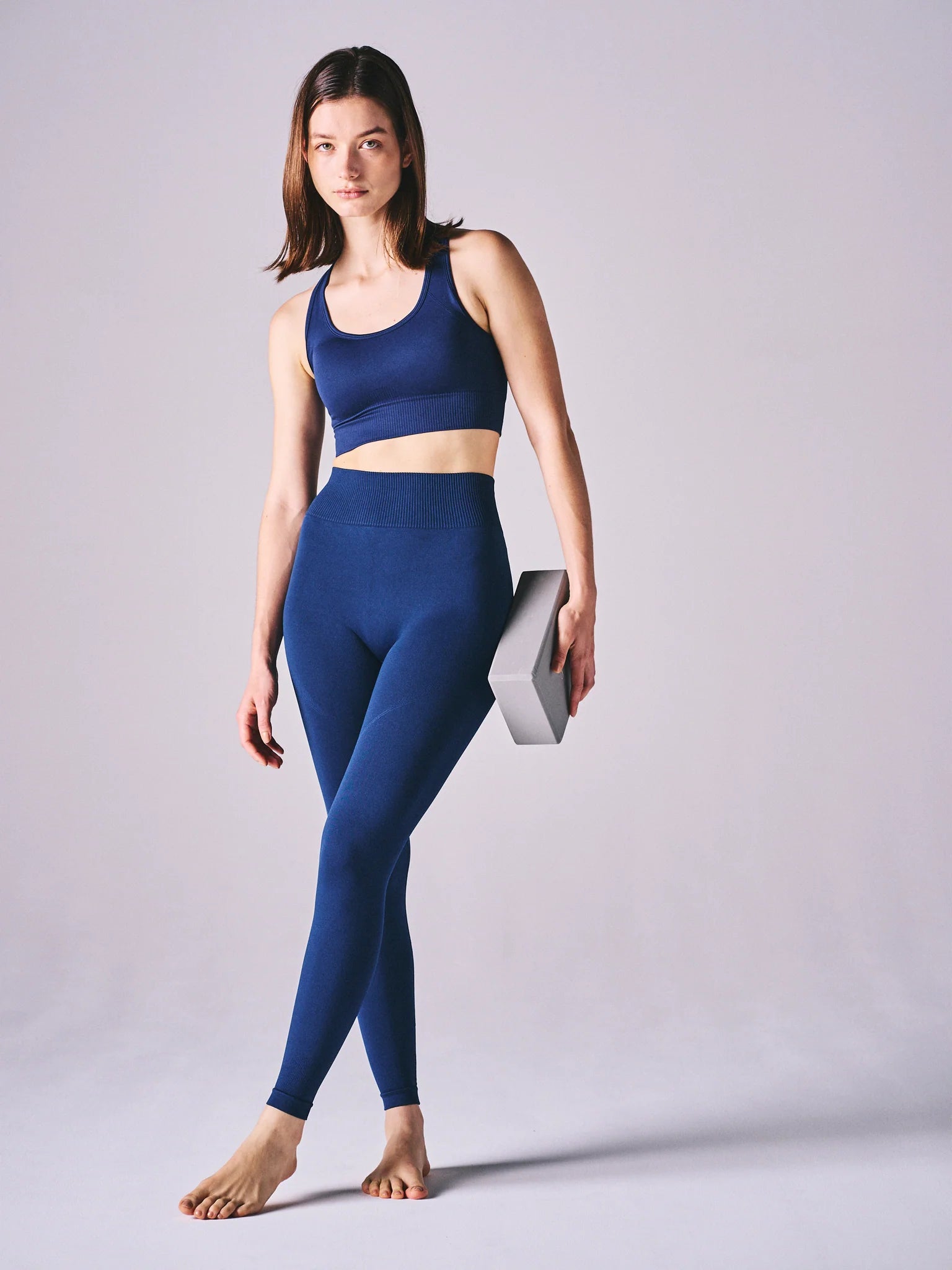 エッセンシャル シームレス スポーツブラ ネイビー