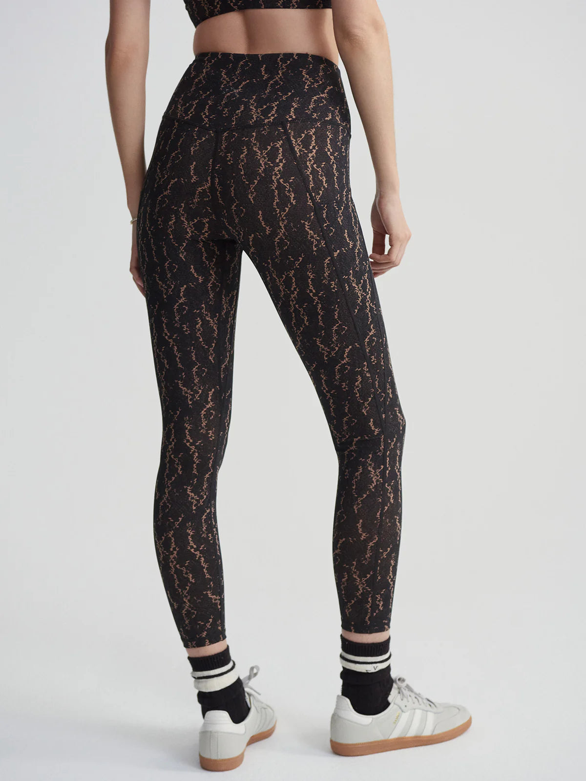 f2ae477a9be96712f12026d5a76b68d1cfeef1e8_VAR01823_FORM_HIGH_POCKET_LEGGING_25__CAROB_FRAGMENT_SNAKE_046.webp
