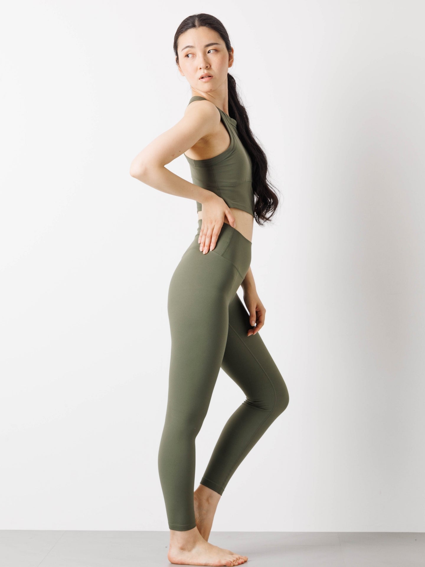 お値引き！suria リラトップ M 新品未使用　スモーク色 キラテラカラー 9/M-Smoke(ムードスモーク) 100g【医薬部外品】の卸