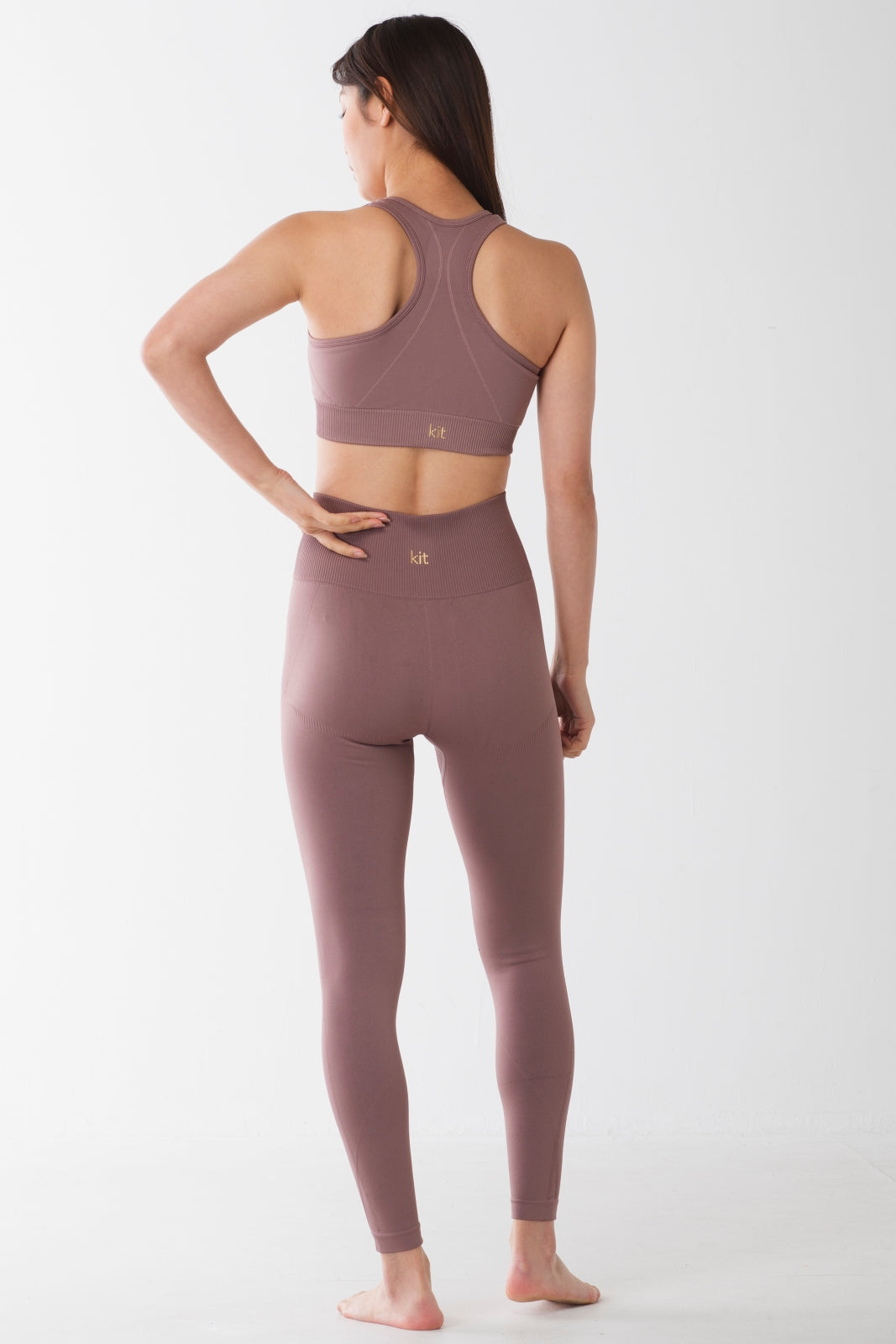 KIT エッセンシャル シームレス スポーツブラ パインコーン