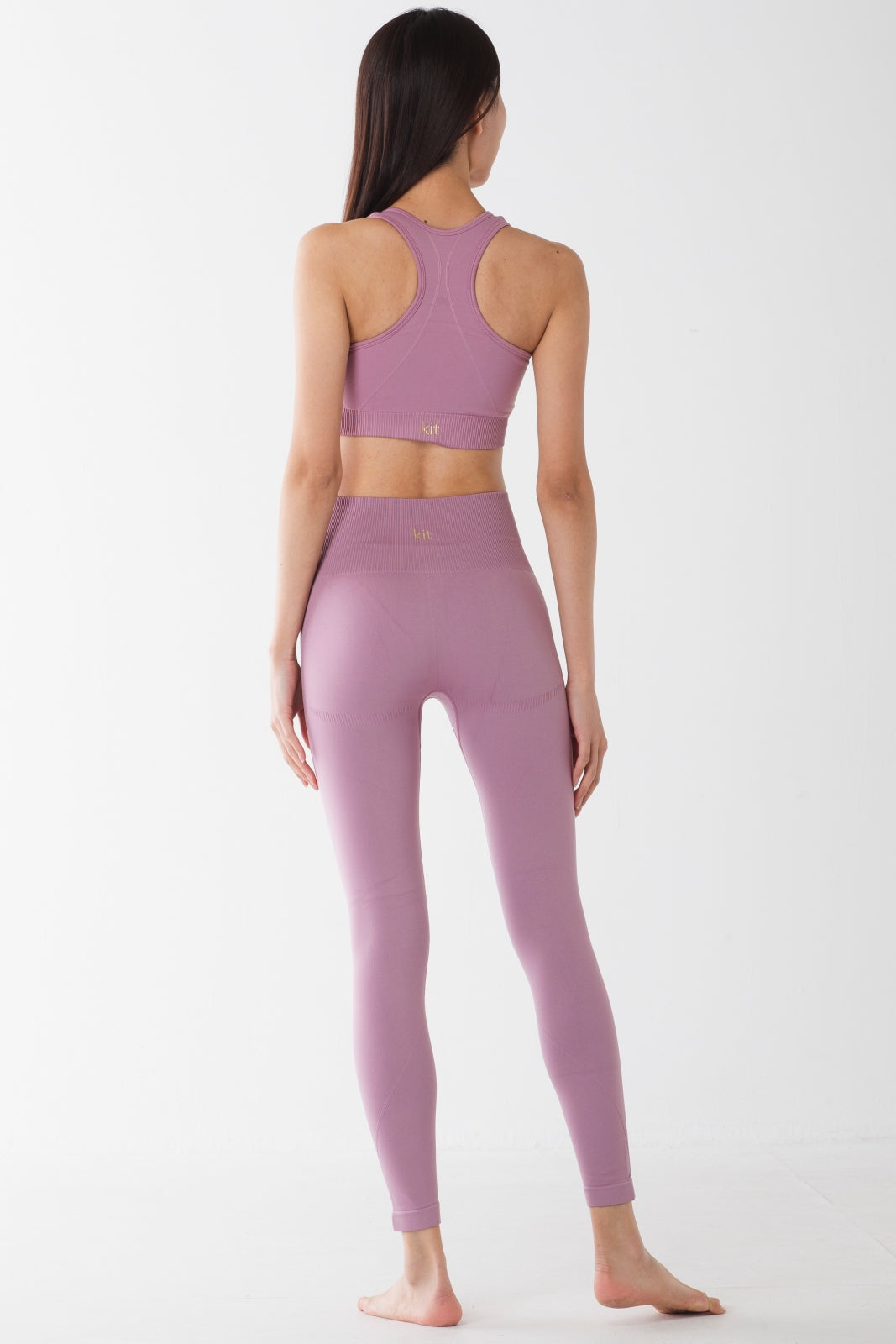 エッセンシャル シームレス スポーツブラ ピンク